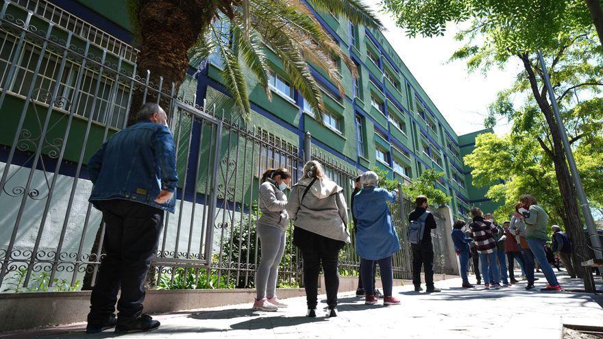 Ambiente electoral en uno de los colegios electorales de Vallecas.