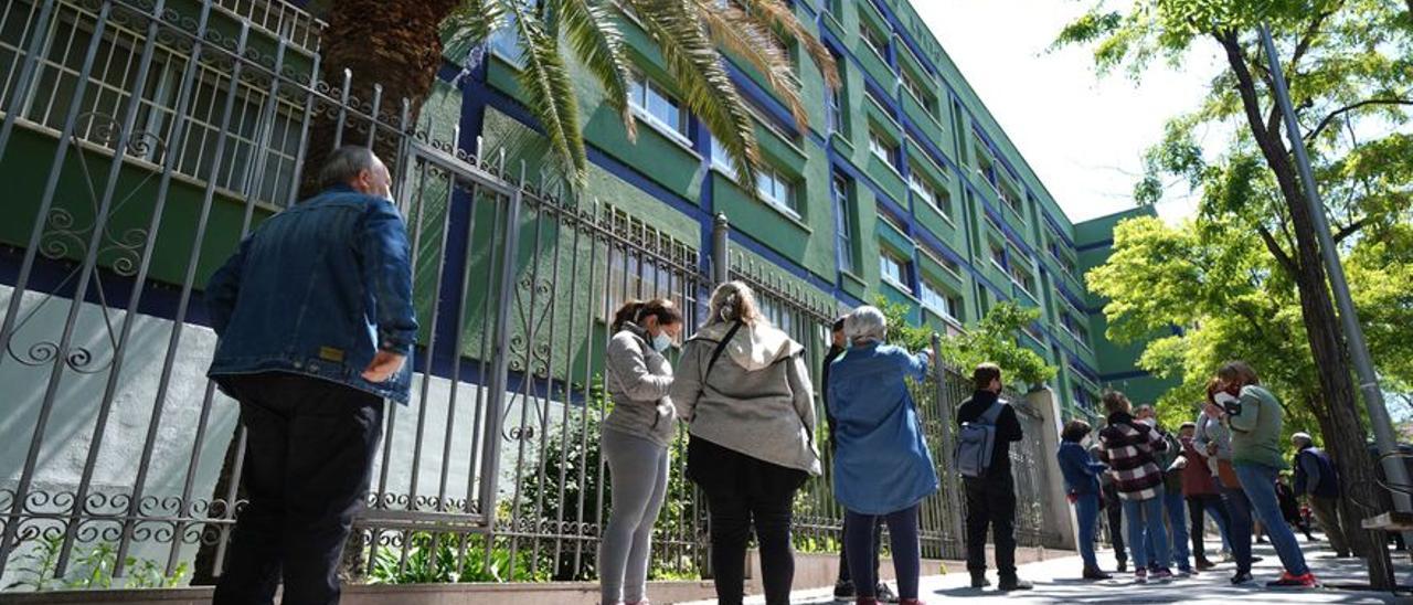 Ambiente electoral en uno de los colegios electorales de Vallecas.