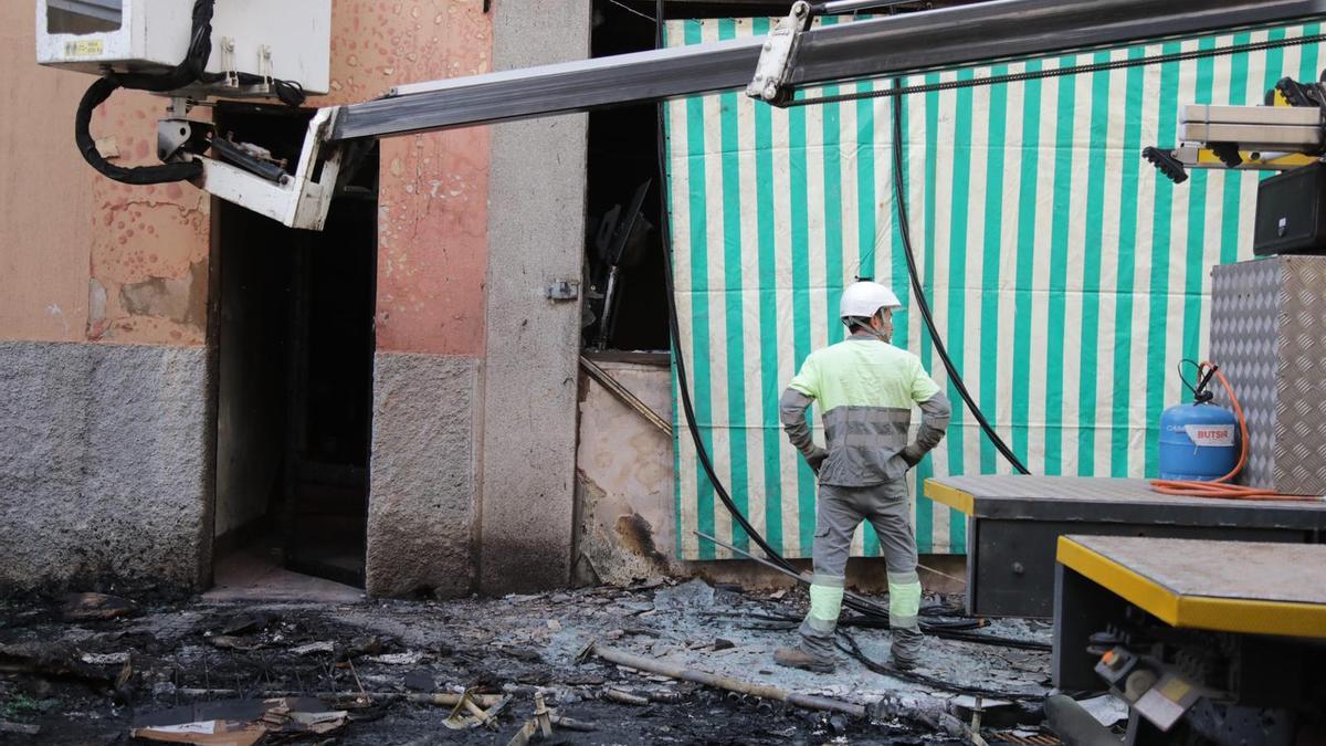 Un incendio destruye contenedores, coches y la fachada de un edificio en Palma