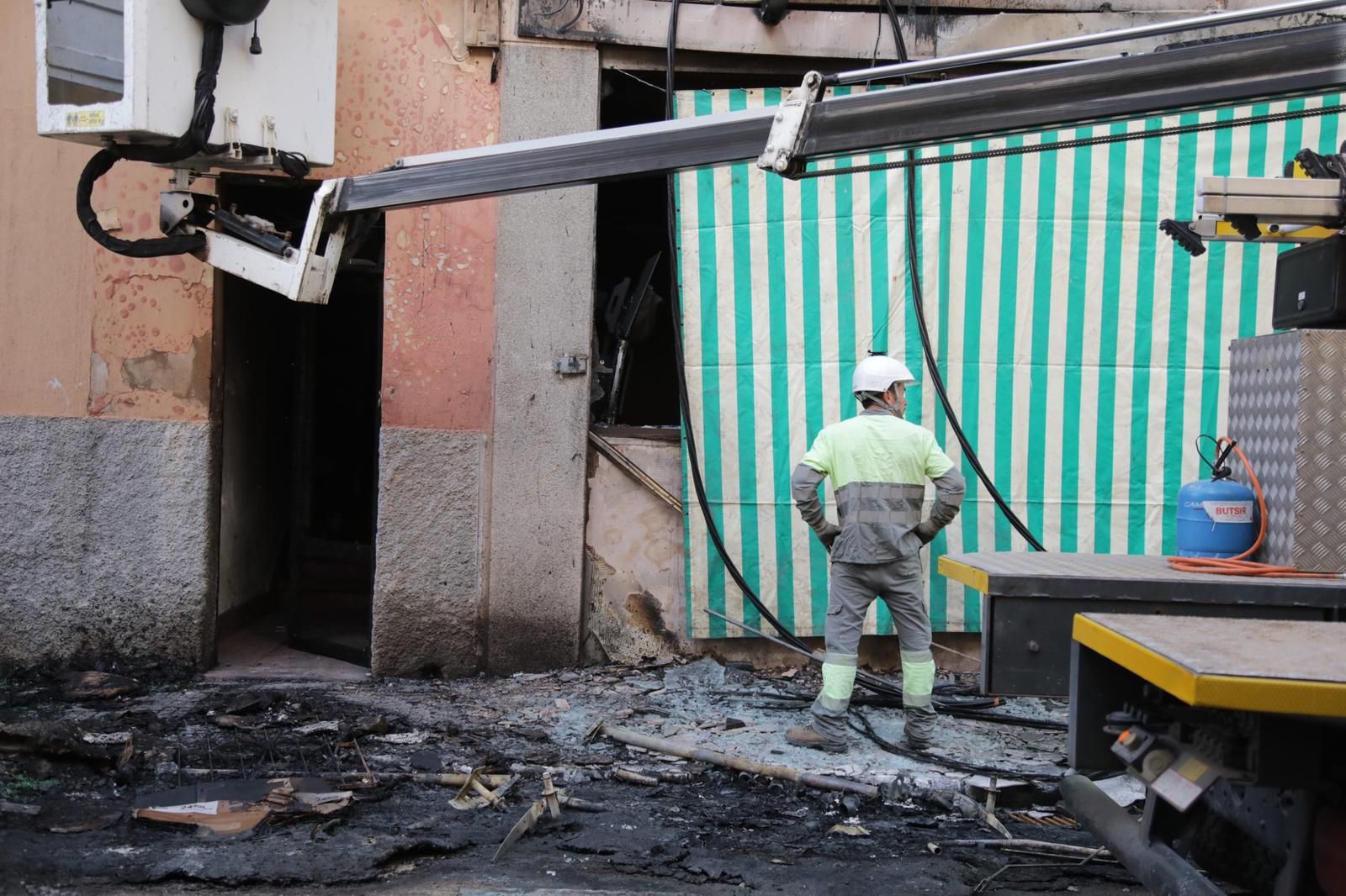 Un incendio destruye contenedores, coches y la fachada de una casa en Palma