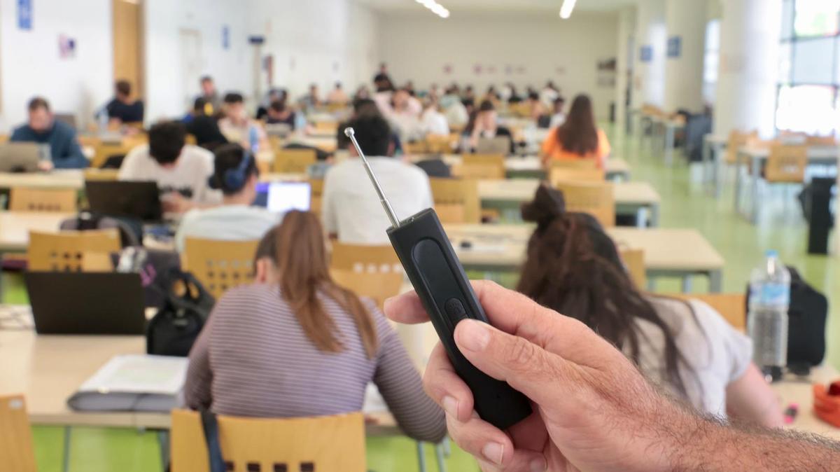 El detector de radiofrecuencia que ya se usa en los exámenes de la Universidad de Alicante para pillar a los alumnos que se copian