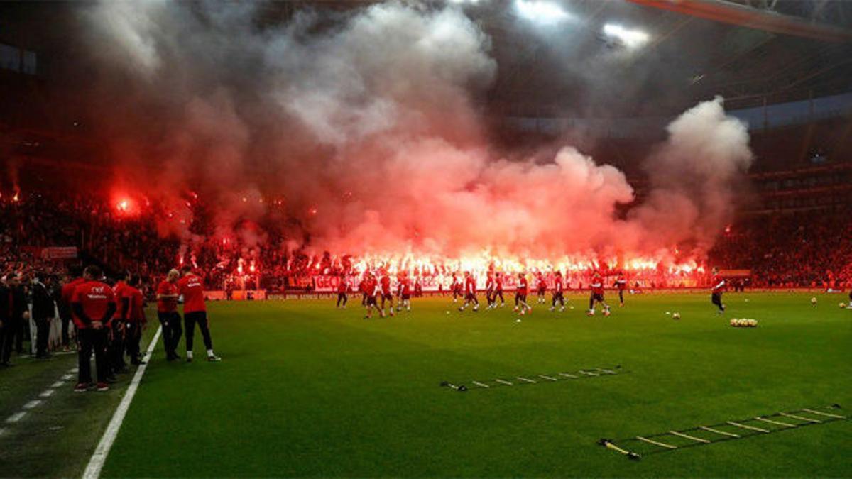 El Galatasaray entrena bajo las bengalas antes de jugar contra el Fenerbahce