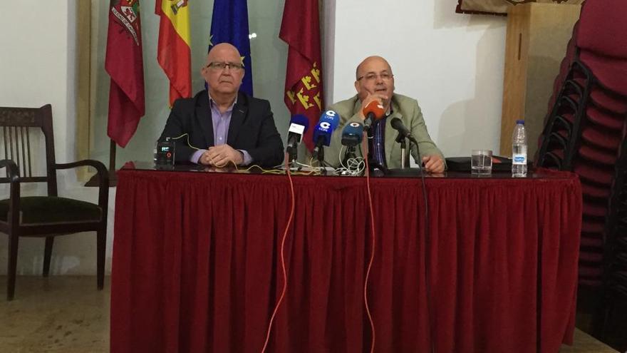 Luis Francisco Fernández (d) compareció en rueda de prensa en el Casino de Cartagena junto al portavoz de C´s en la ciudad, Manuel Padín.