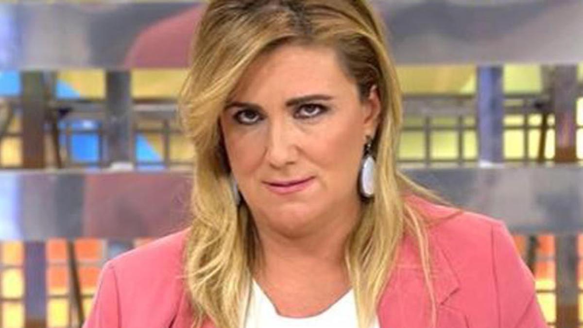 Carlota Corredera, mirando fíjamente a cámara