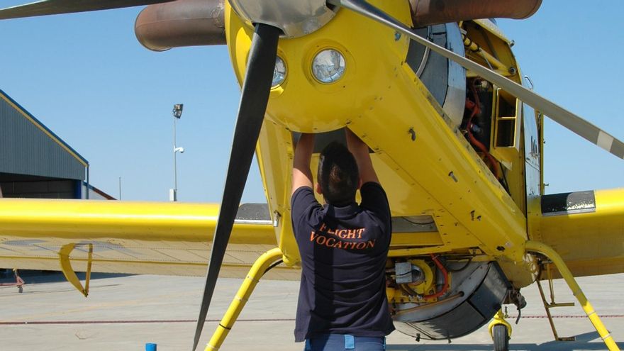 Un técnico realiza reparaciones en una aeronave, en imagen cedida por Pegasus Aerogroup.