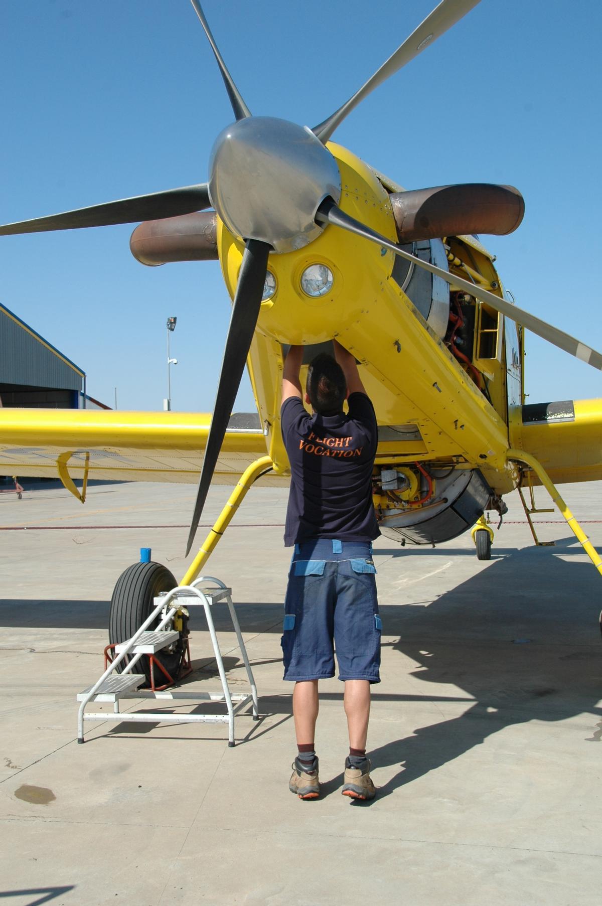 Un técnico realiza reparaciones en una aeronave, en imagen cedida por Pegasus Aerogroup.