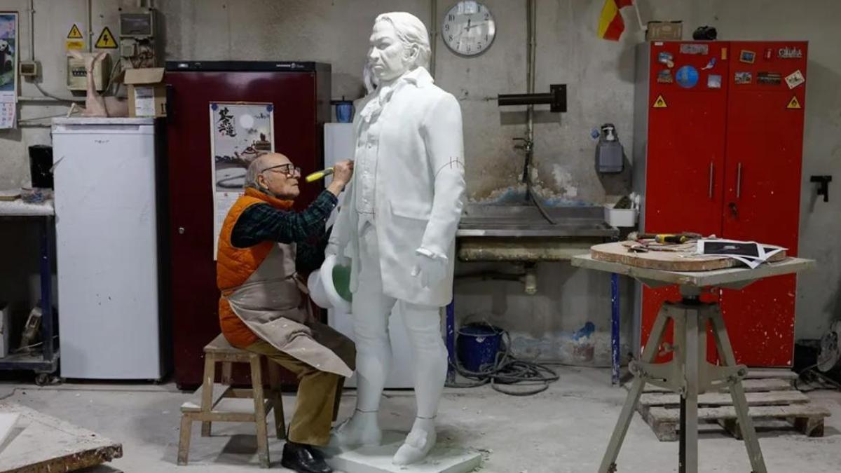 Antonio López, con la estatua de Goya, inaugurada en septiembre del año pasado.