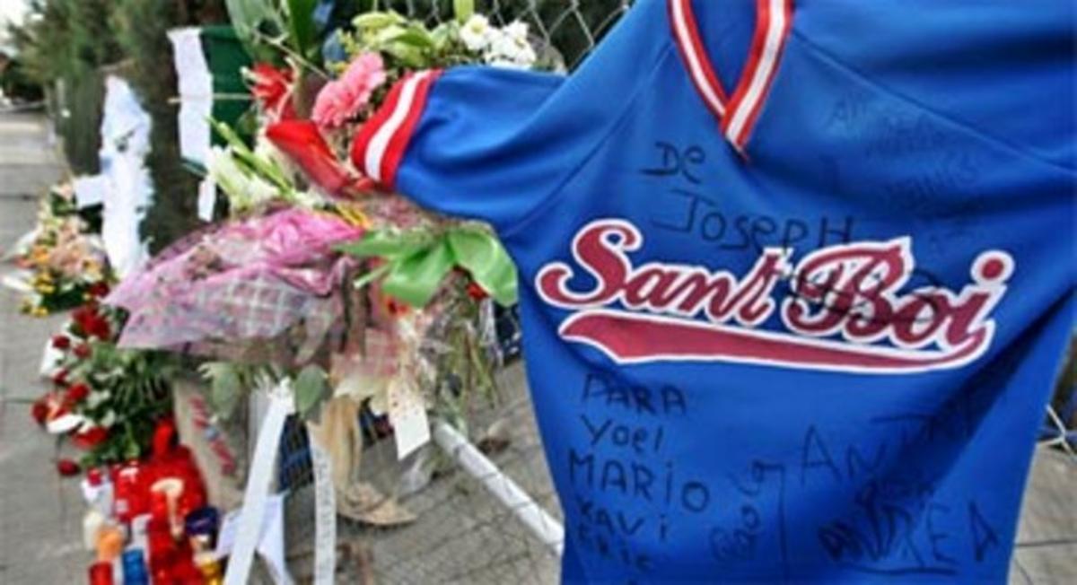 La valla del campo de béisbol de Sant Boi, repleta de objetos en memoria de los cuatro niños fallecidos, en una foto de archivo.