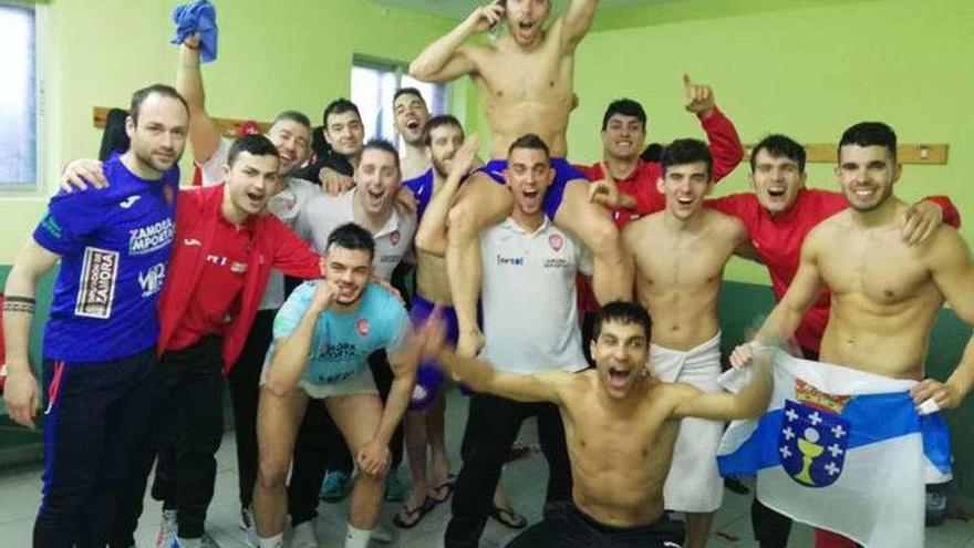 El equipo celebra su título de campeón de Liga, ayer.