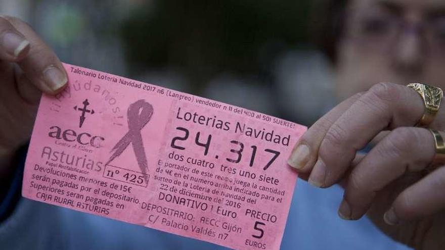 Verónica Fontán muestra una papeleta falsa de la lotería.