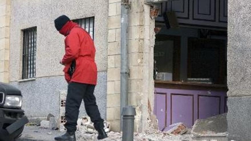 Una bomba colocada por ETA ante la sede socialista de Elgoibar (Guipúzcoa) causó esta madrugada importantes daños materiales en vehículos y en los edificios colindantes, cuyos vecinos fueron desalojados por la Ertzaintza por lo que no se han registrado heridos.