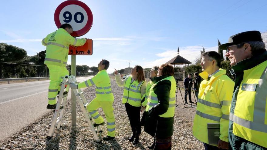 La delegada del Gobierno en Castilla y León, Virginia Barcones, asiste al cambio de la última señal de velocidad en La Pedraja de Portillo.