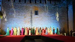 Las 62 candidatas a Reina de las Fiestas de Elche brillan en una gala renovada en Traspalacio