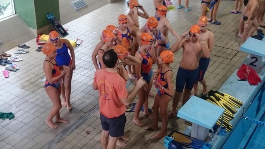 Nadadores del Umia, durante la competición.