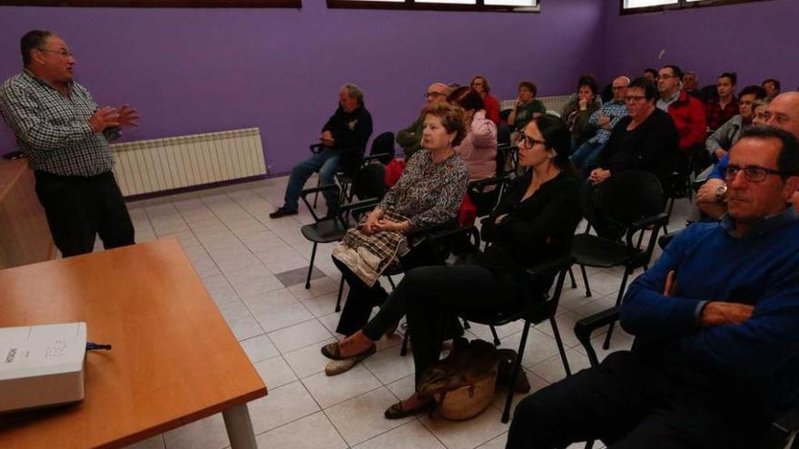 El técnico medioambiental Ignacio Martínez explica a los vecinos el estudio.