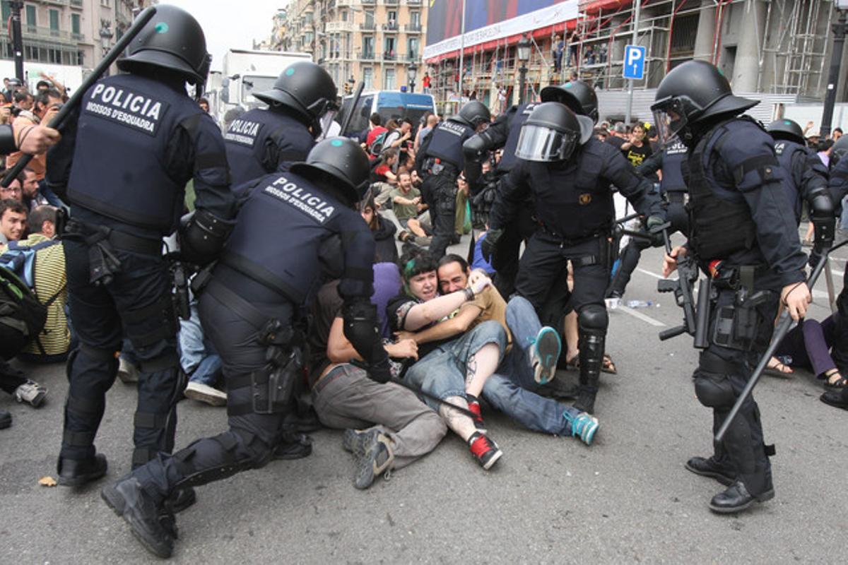 El desallotjament de la plaça de Catalunya, vist per Danny Caminal.