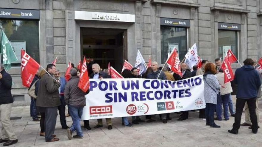 Protesta ante la sede de Liberbank en Oviedo.