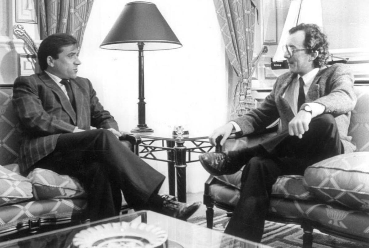 El presidente Cuíña departe con el entonces dirigente de la Xunta, el socialista Fernando González Laxe.  |
