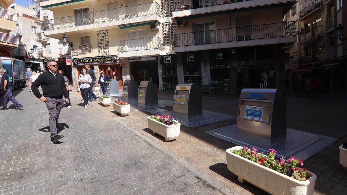 Contenedores de basura en una plaza de Benidorm.