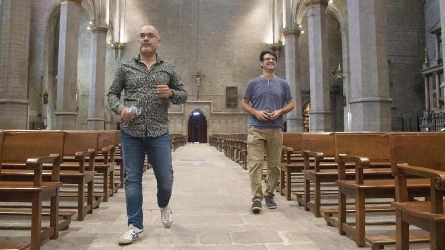 Pere Lluís Biosca, director del Cor de Cambra Francesc Valls, i Josep Barcons, director artístic d&#039;Espurnes Barroques, apamant l&#039;espai de la nau de la Seu