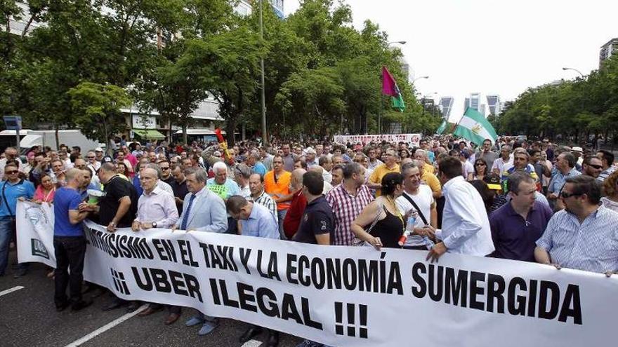 Una imagen de la multitudinaria manifestación de taxistas en Madrid.