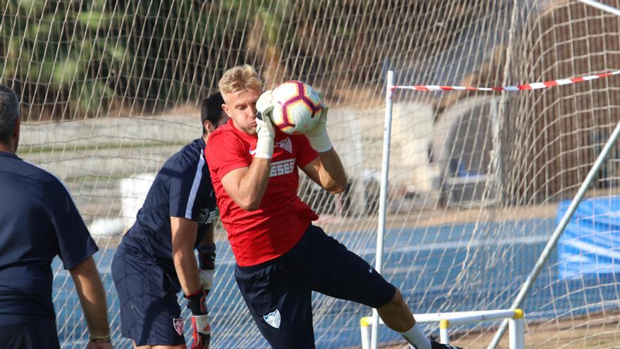 Pawel Kieszek, portero del Málaga, realiza una parada en un entrenamiento reciente.