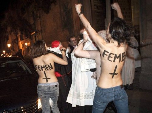 ACTIVISTAS DE FEMEN ABORDAN A ROUCO CON EL TORSO DESNUDO A FAVOR DEL ABORTO