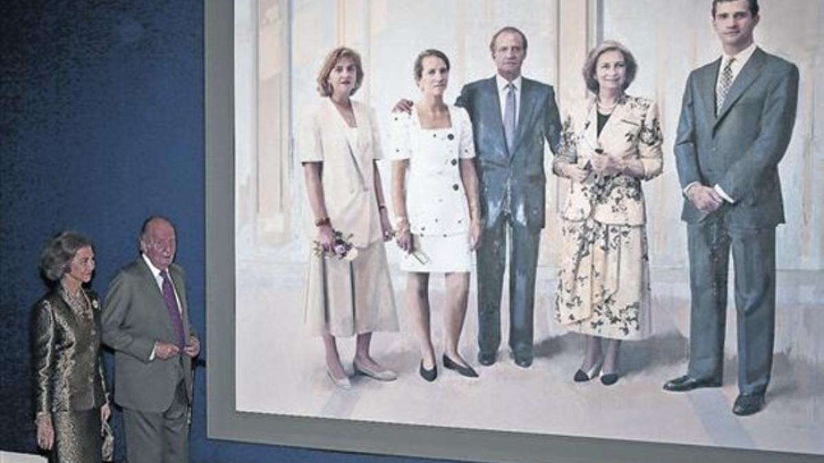 Los reyes Juan Carlos y Sofía, ayer, frente a 'La familia de Juan Carlos I', pintura de Antonio López.