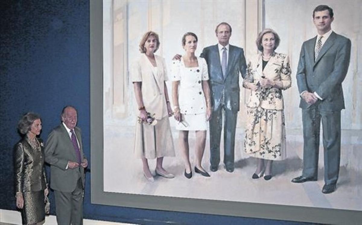Els reis Joan Carles i Sofia, ahir, davant de ’La família de Joan Carles I’, pintura d’Antonio López.