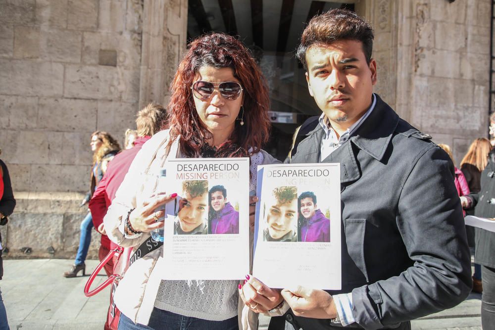 El alcalde de Orihuela ha mostrado su apoyo a la familia del joven desaparecido el 1 de enero en la Costa, Henry Alejandro, en una concentración en el Ayuntamiento