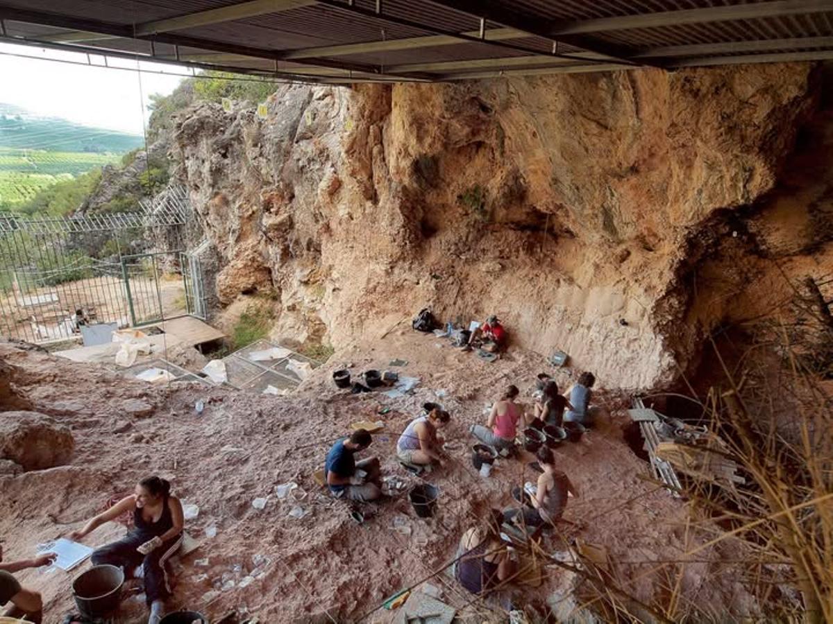 Una de las últimas camapañas en la Cova del Bolomor de Tavernes de la Valldigna.