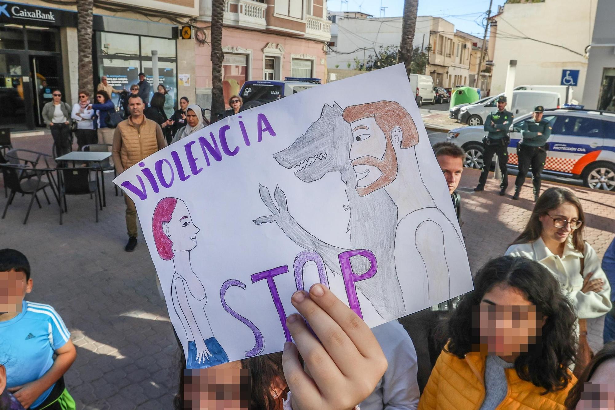 Concentración de repulsa a la violación grupal a una menor de Dolores