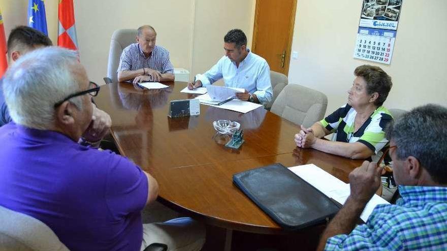 Pleno municipal celebrado en el Ayuntamiento de Cobreros.