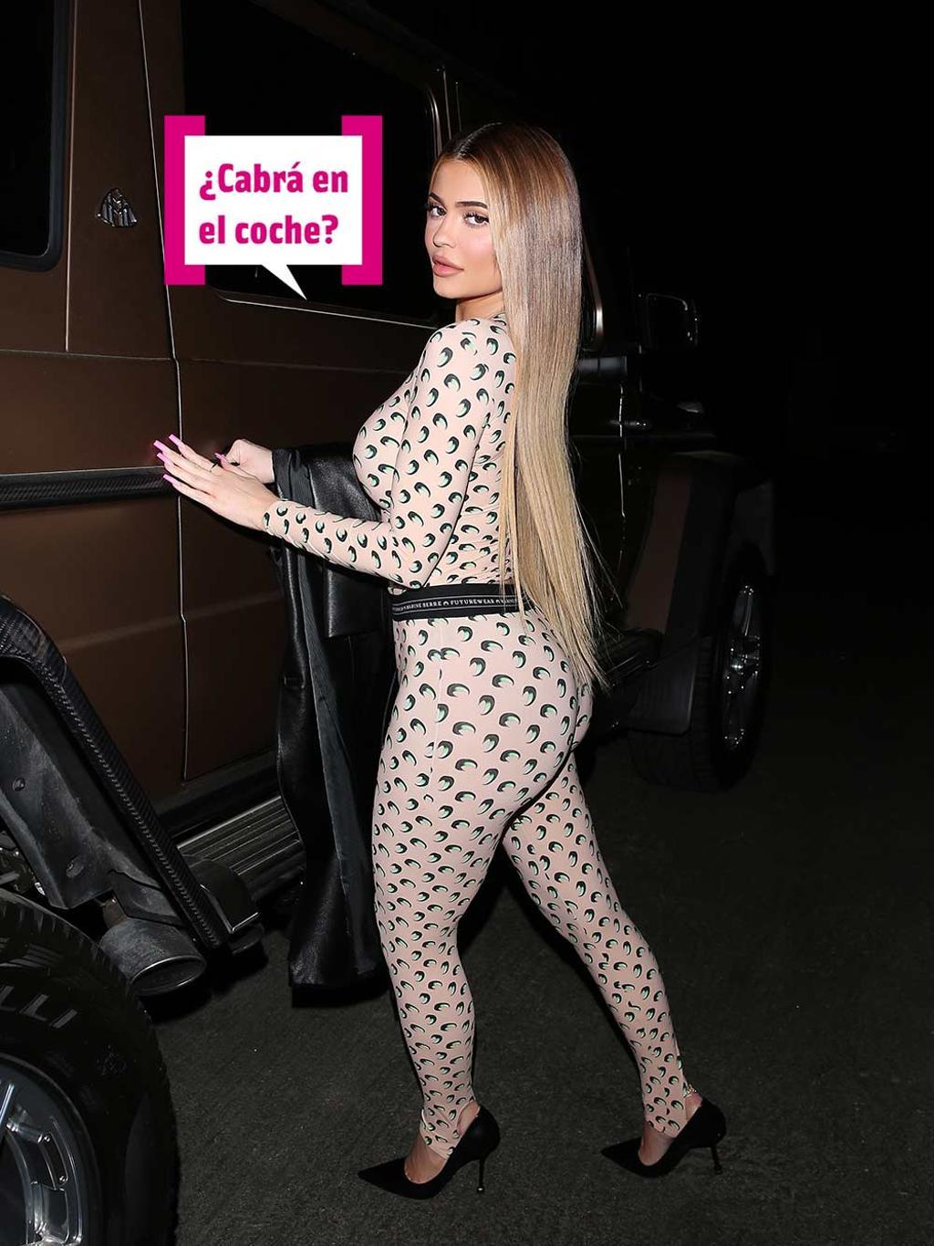 Kylie Jenner entrando en coche con bocadillo Cuore