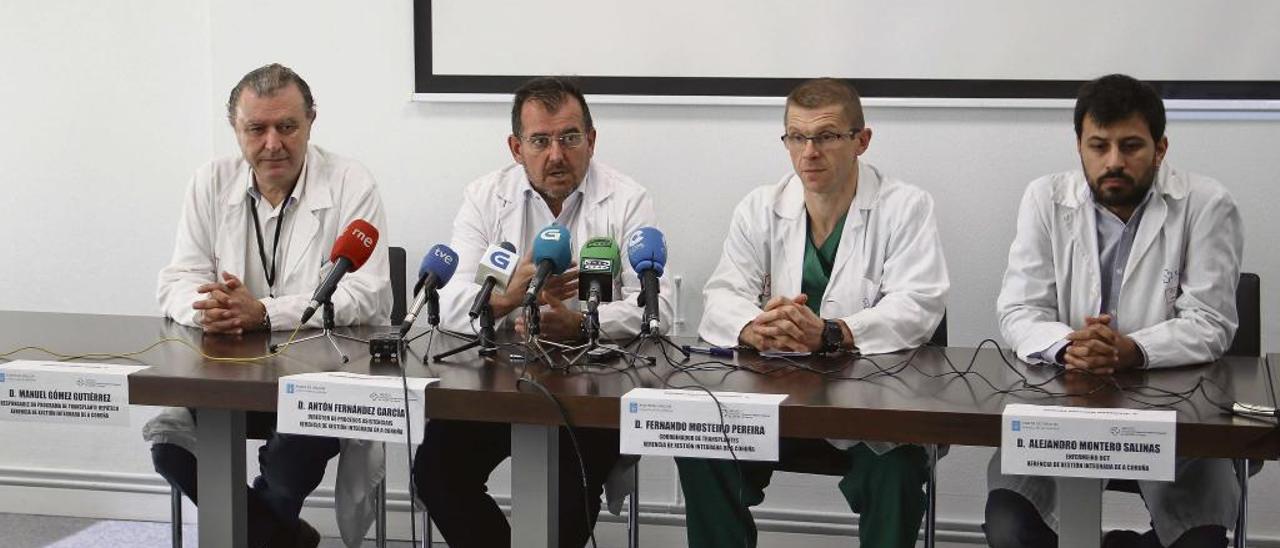 Responsables médicos y de Enfermería del hospital de la Coruña explicando el proceso.