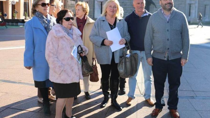 Caunedo, a la derecha, con los vecinos de la Gesta. En el centro, Salomé Suárez.