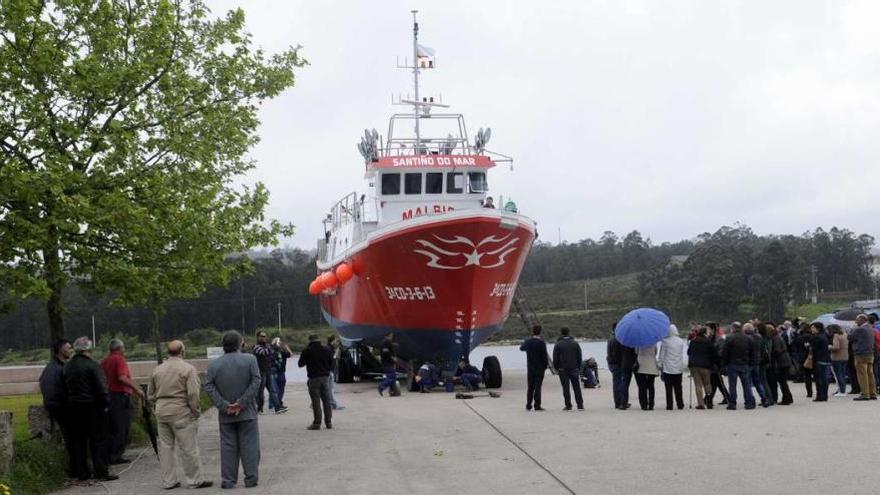 La botadura del "Santiño do Mar", el miércoles pasado. // Noé Parga
