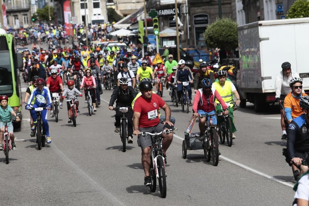 Centenares de vigueses de todas las edades participaron ayer en la marcha ciclista A Pedaliña que recorrió el centro de la ciudad para conmemorar el Día Mundial del Medio Ambiente y a favor de Unicef