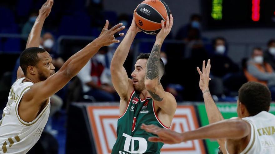 El base argentino del Baskonia Luca Vildoza, ante el Real Madrid.