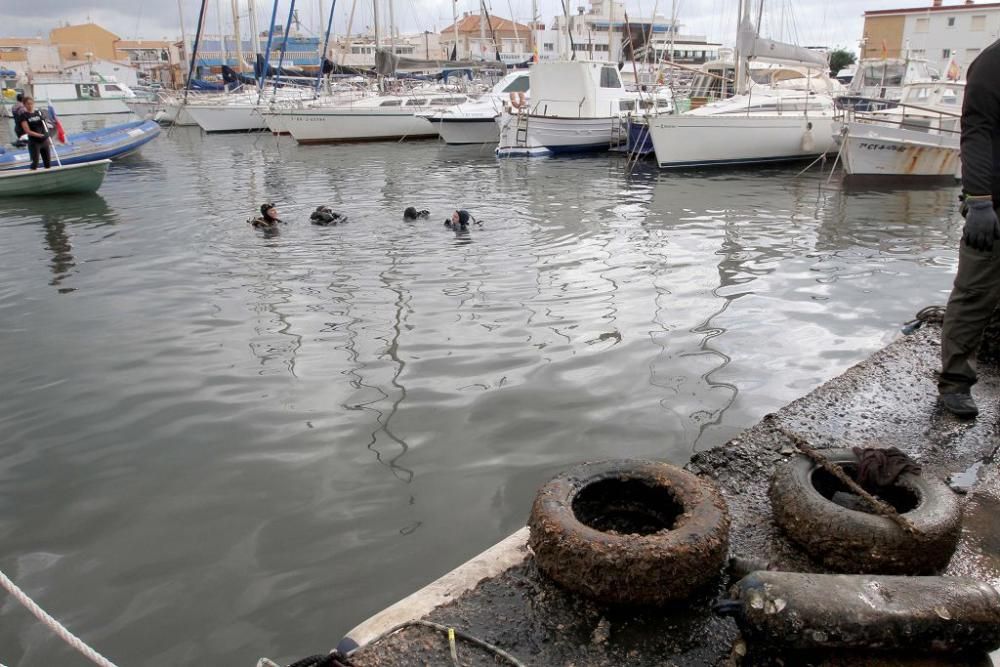 Buceadores limpian la basura del fondo del puerto de Cabo de Palos