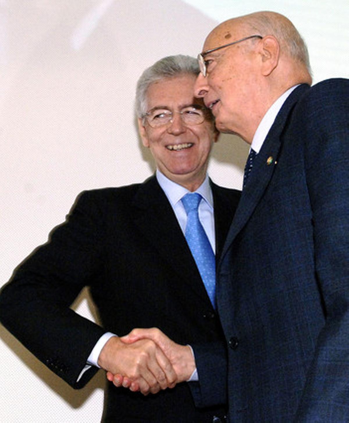 El president d’Itàlia, Giorgio Napolitano (dreta), saluda Mario Monti, l’octubre del 2006.
