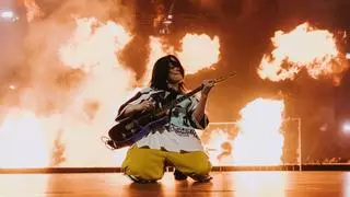 Billie Eilish, a lo grande y con intimidad, reina a su manera en el Palau Sant Jordi