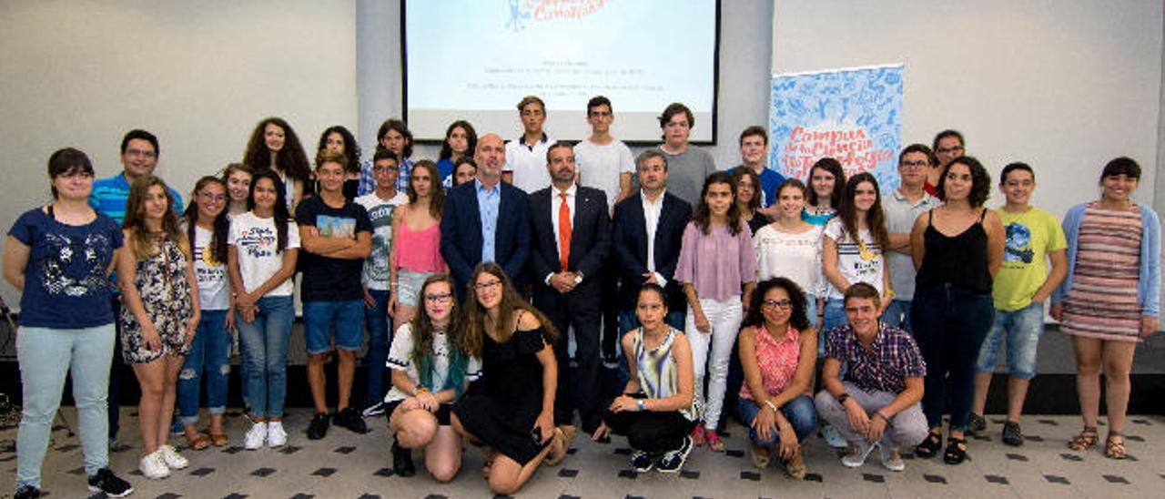 Antonio Marcelino Santana, Rafael Robaina y Antonio López, en el centro de la imagen, con los alumnos participantes en el Campus de la Ciencia.