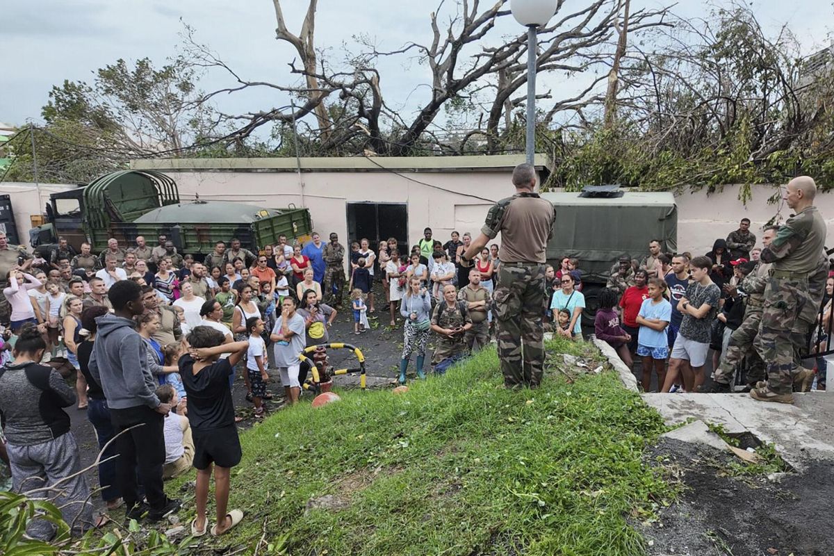 Soldados dirigiéndose a la población en el territorio francés de Mayotte en el Océano Índico, después de que el ciclón Chido causara grandes daños con informes de varias víctimas mortales