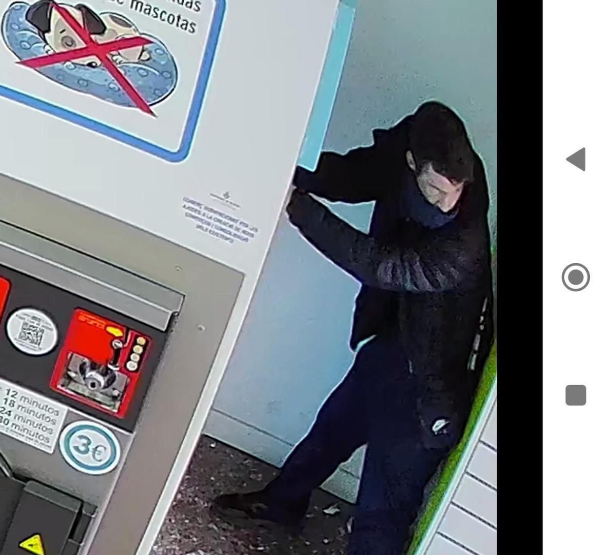 El hombre encarcelado por robar en lavanderías de València durante el asalto a uno de los locales.