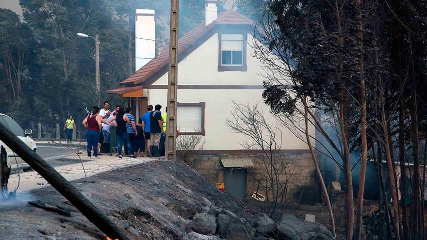 Una imagen del incendio en As Neves // G. Porto