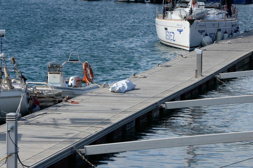 Las Palmas de Gran Canaria. Cadaver en el Muelle Deportivo  | 12/04/2019 | Fotógrafo: José Carlos Guerra