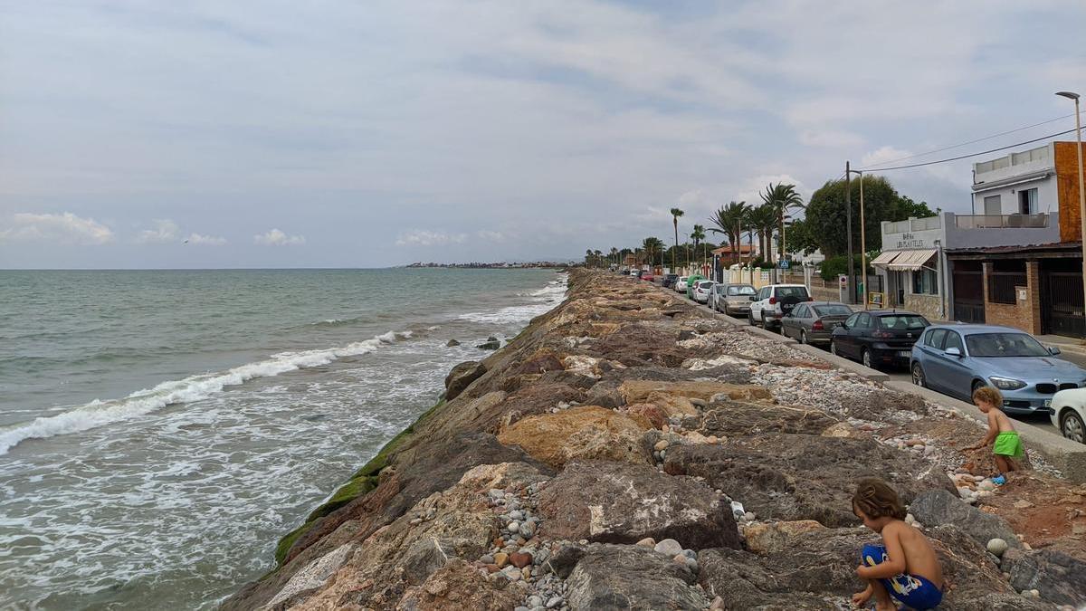 Foto de la zona de la Serratella, en el sur de Burriana, que necesita más protección frente a los temporales.