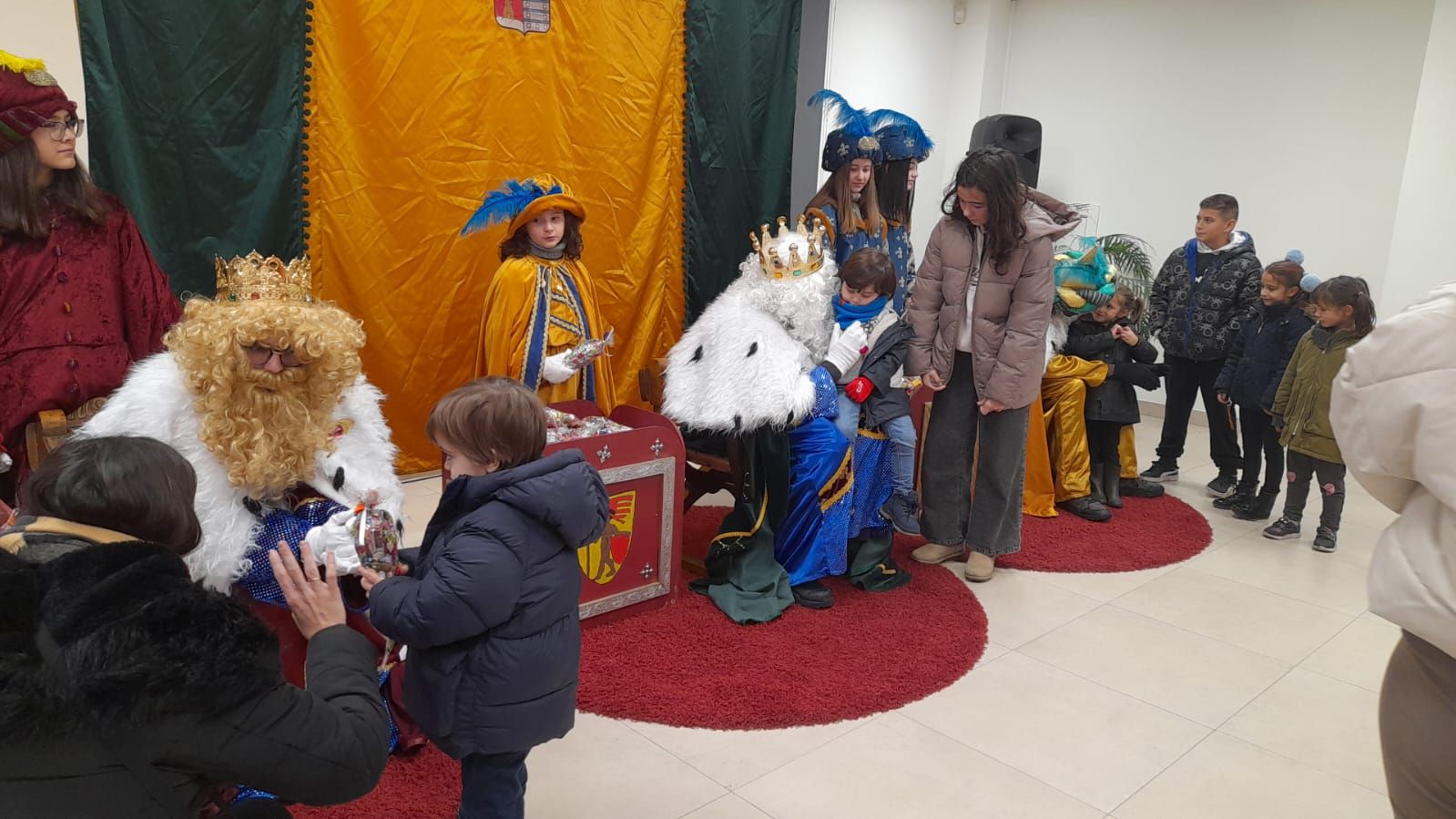 Sus Majestades de Oriente reciben a los niños de Llanera