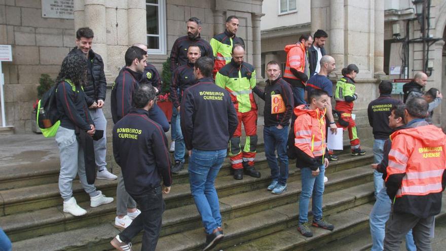 Una reciente movilización de bomberos ante el concello para exigir los impagos . |  I.Osorio